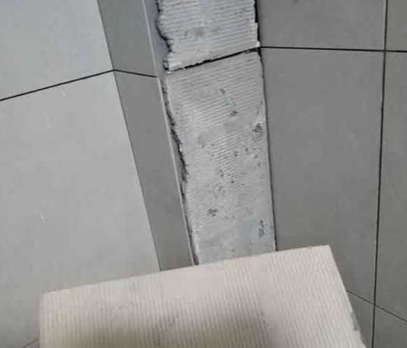 云龙瓷砖空鼓维修公司分享下厨房瓷砖脱落的补救措施。